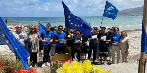 L’Europa che fa? Beach cleanup con i giovani del Nautico di Trapani per le elezioni europee 2024