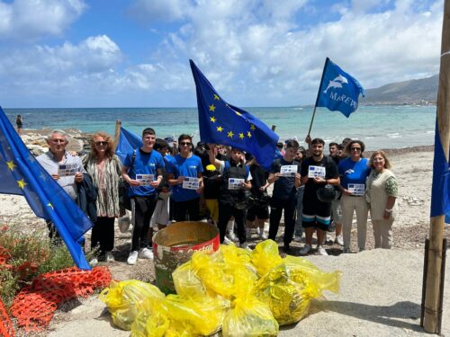 L’Europa che fa? Beach cleanup con i giovani del Nautico di Trapani per le elezioni europee 2024